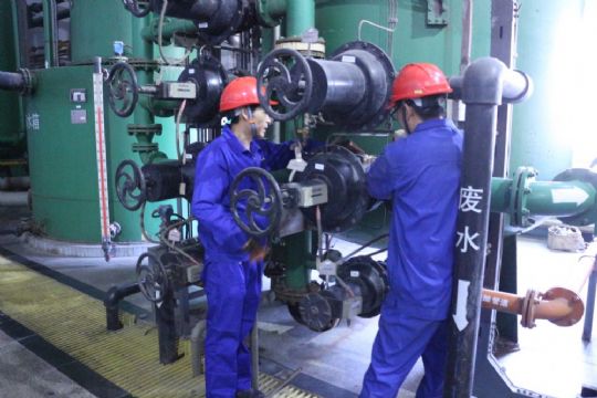 點擊查看詳細信息<br>標(biāo)題：檢修人員正在處理閥門缺陷 閱讀次數(shù)：1921